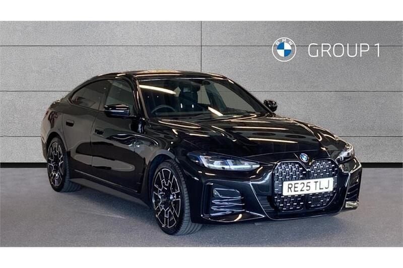 Black sapphire metallic paint Used 2025 BMW 420 M Sport Coupe | £40,395 (Good price) - Image 1/4