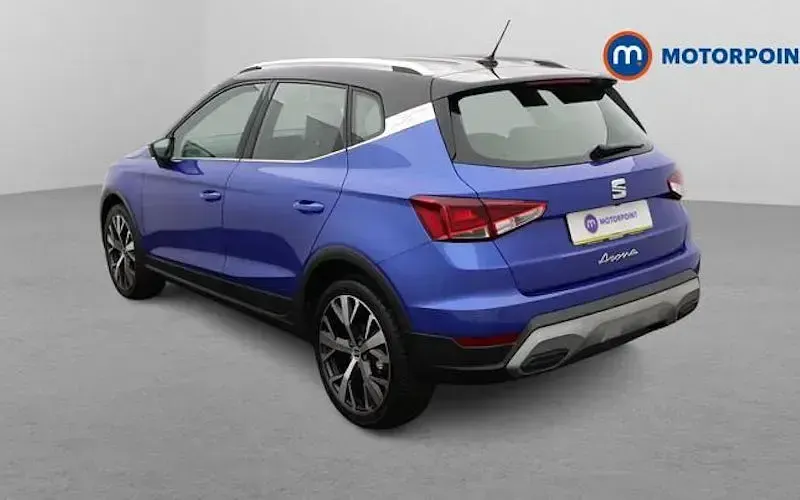 Usado Seat Arona Xperience Lux 110 CV (80 kW) 2023 Azul SUV