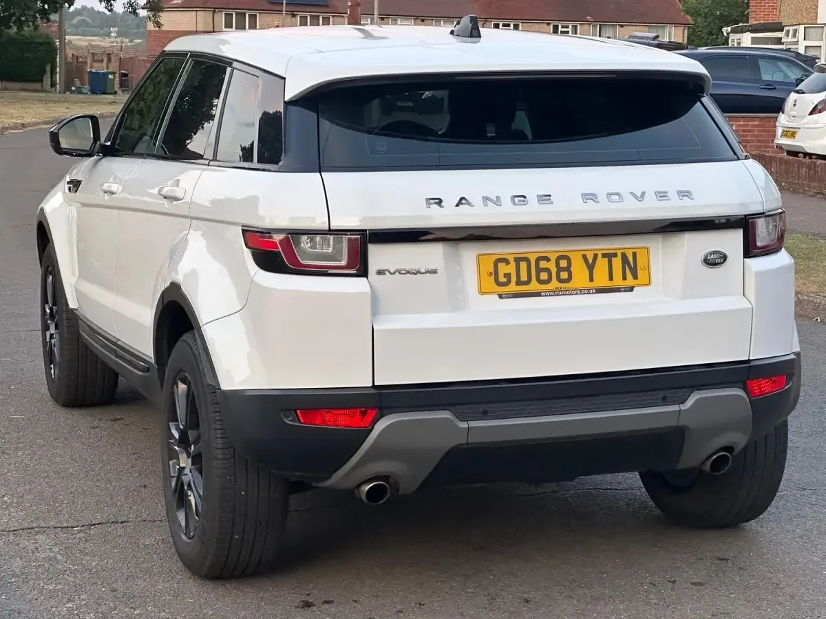Used Land Rover Range Rover evoque SE 150 HP (110 kW) 2018 White Estate