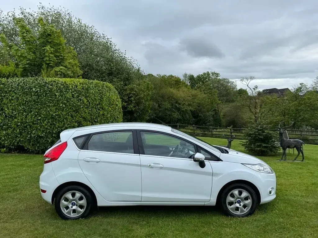 Used Ford Fiesta Zetec 94 HP (69 kW) 2012 White Hatchback
