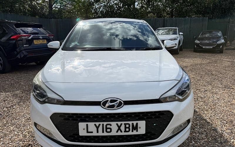 Used Hyundai i20 Edition 84 HP (61 kW) 2016 White Hatchback