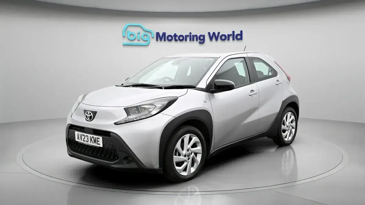 Usado Toyota Aygo X PURE 71 HP (52 kW) 2023 Prateado SUV
