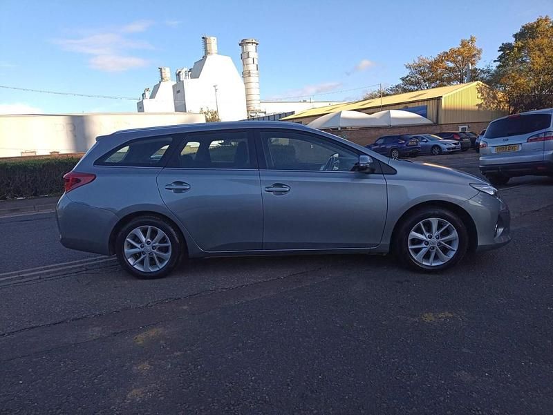 Used Toyota Auris 90 HP (66 kW) 2014 Grey Estate