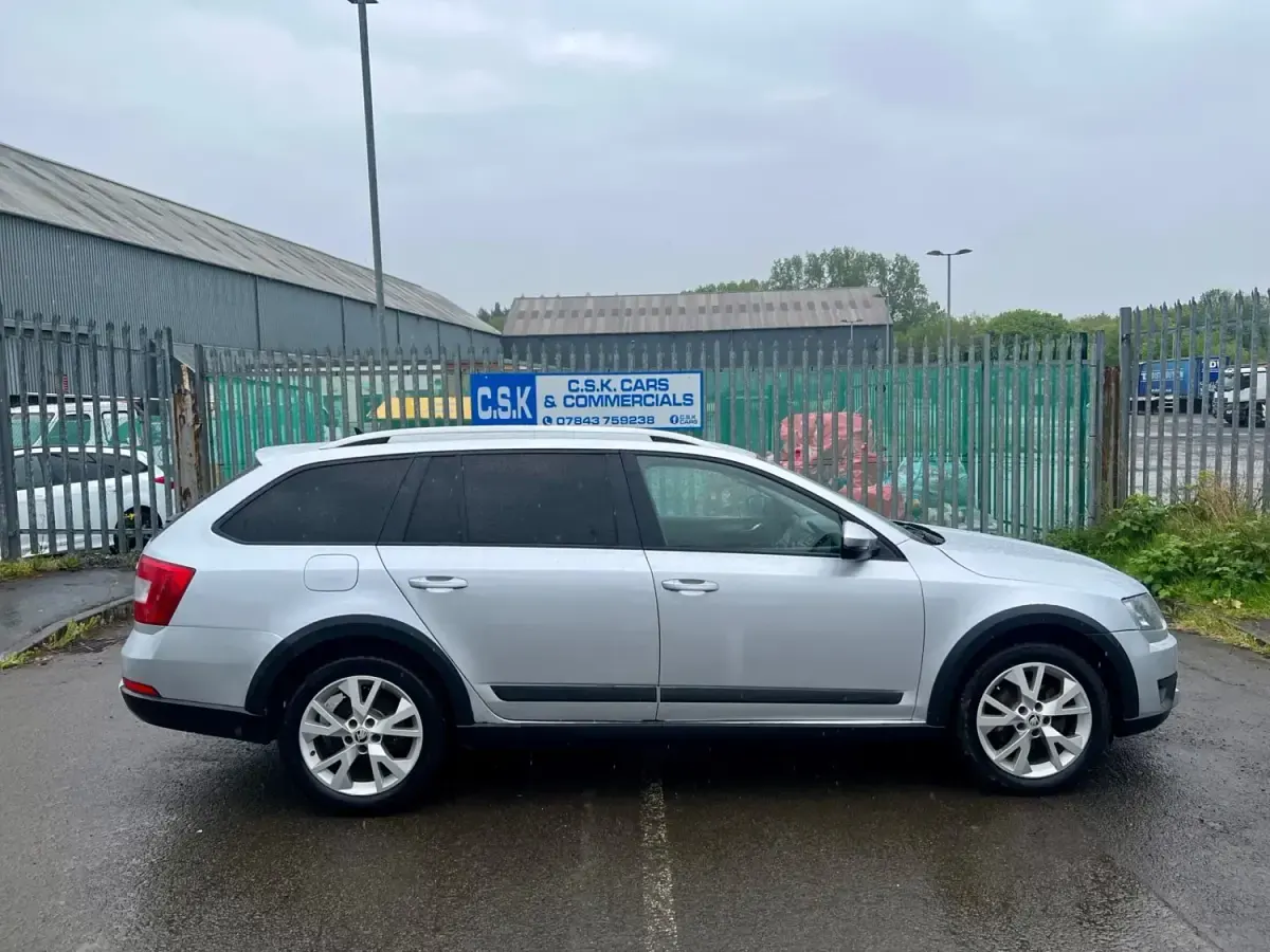 Używany Skoda Octavia Scout 4x4 2015 Srebrny Kombi