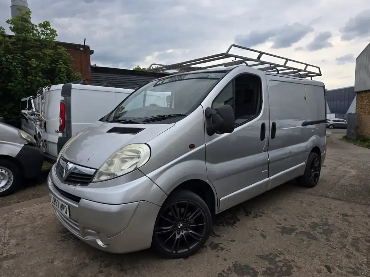 Gebraucht Vauxhall Vivaro Sportive 115 PS (84 kW) 2008 Silber Van / Kleinbus