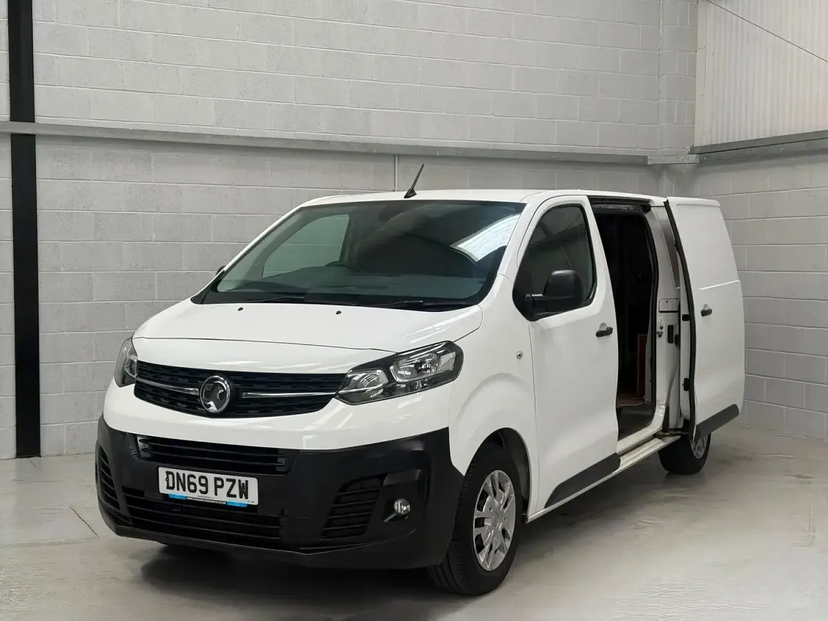 Used Vauxhall Vivaro 100 HP (73 kW) 2019 White MPV