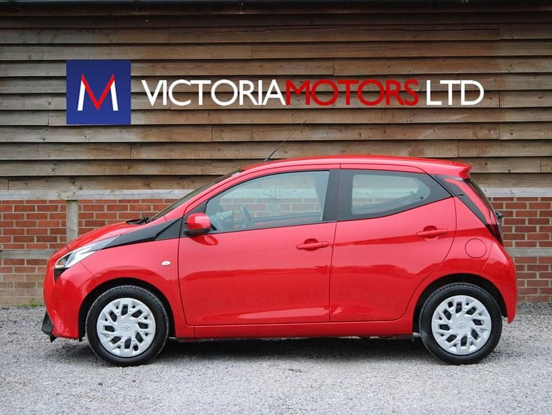 Used Toyota Aygo X-play 72 HP (52 kW) 2021 Red Hatchback