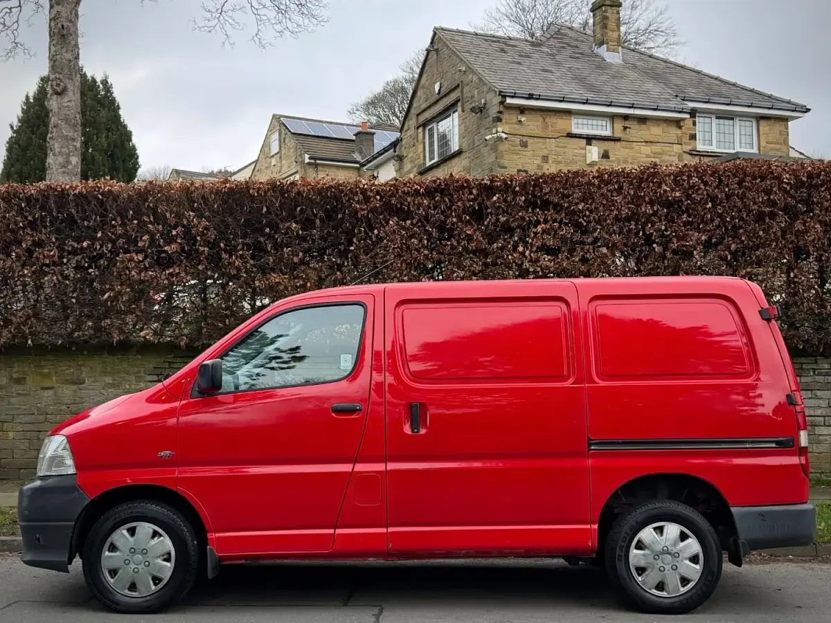 Usado Toyota HiAce 88 CV (64 kW) 2007 Rojo Van