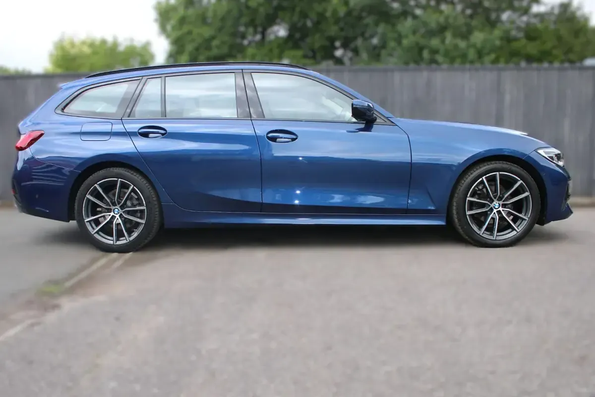 Begagnad BMW 318 Sport Line 2021 Blå Kombi