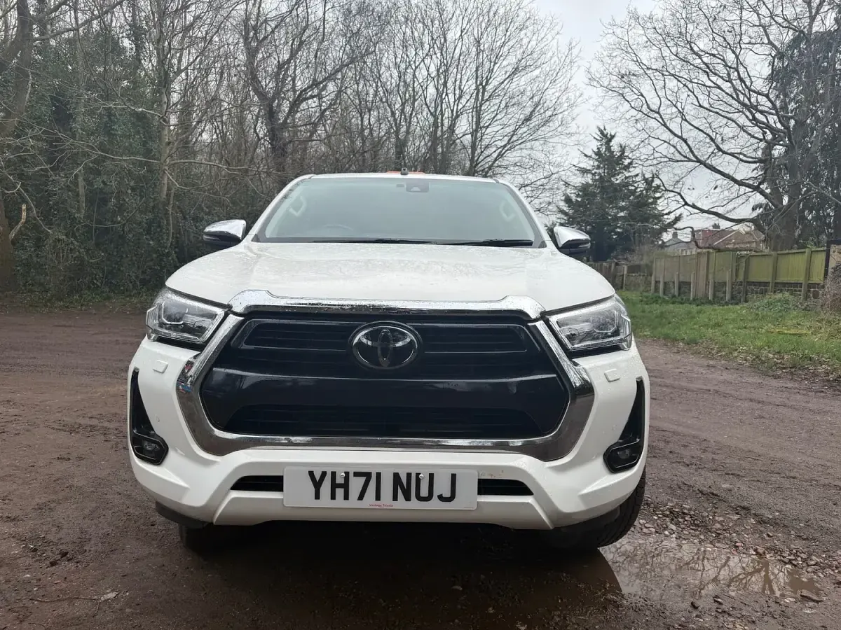 Used Toyota HiLux 204 HP (150 kW) 2021 White Pickup