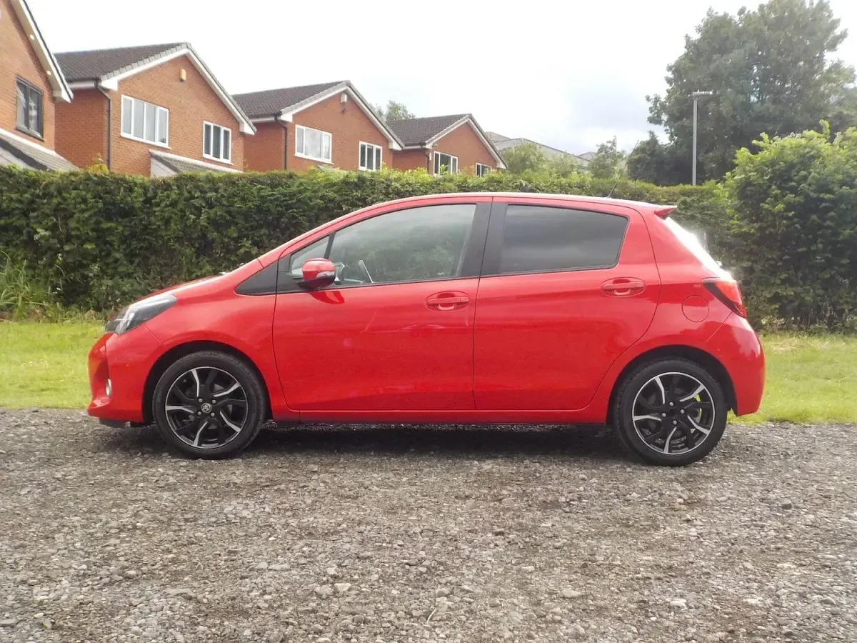 Used Toyota Yaris Design 99 HP (72 kW) 2016 Red Hatchback
