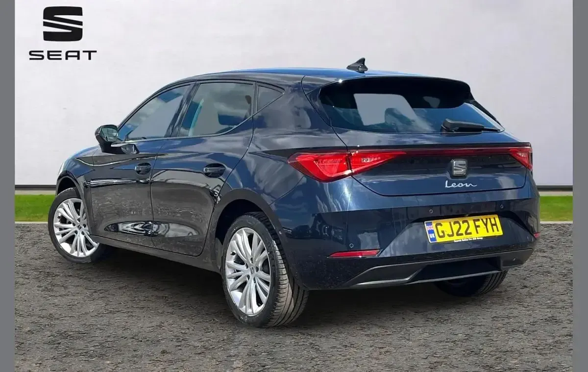 Used Seat Leon SE Dynamic 128 HP (94 kW) 2022 Blue Hatchback