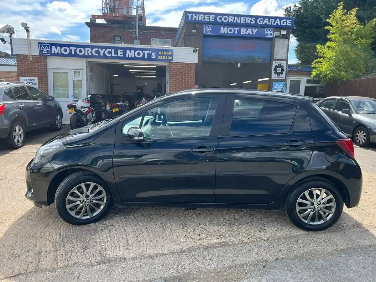Used Toyota Yaris 99 HP (72 kW) 2016 Black Hatchback
