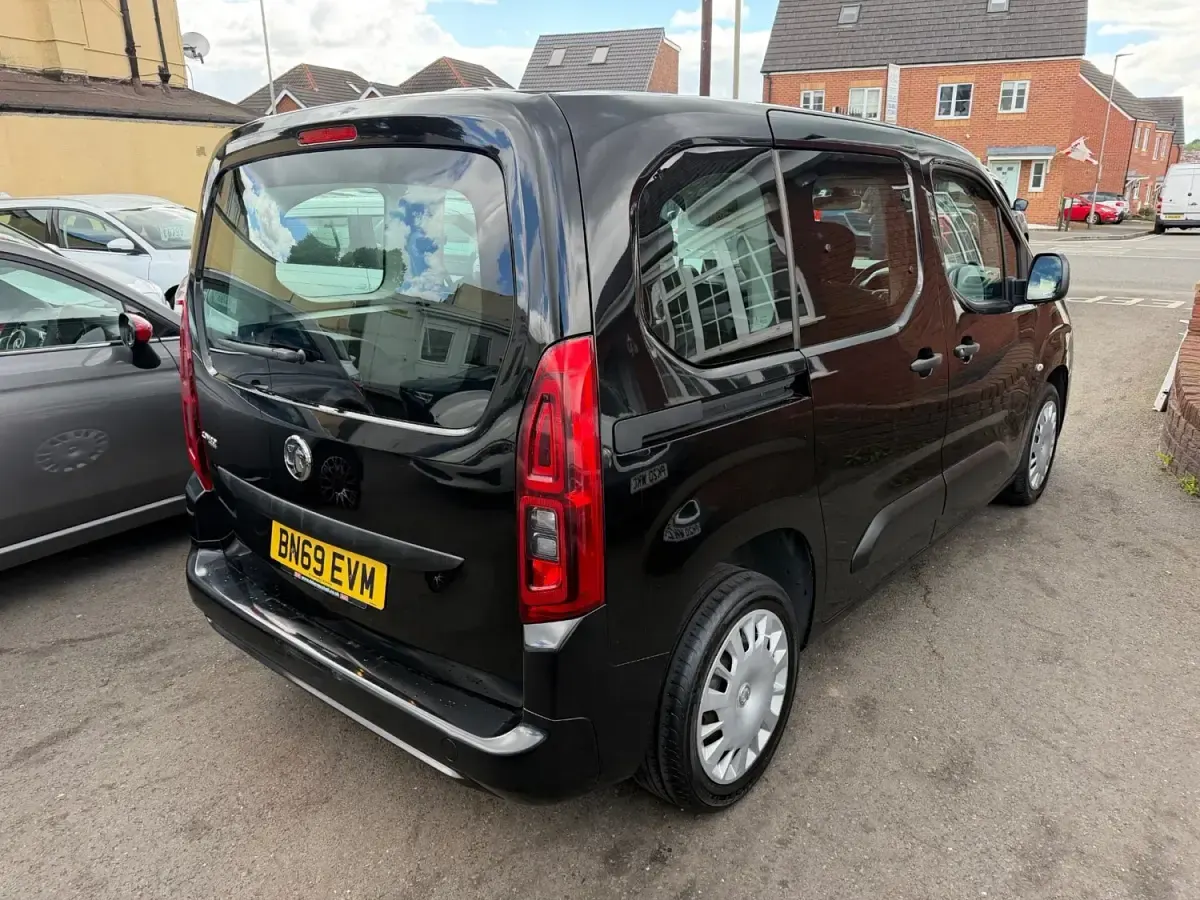 Usado Vauxhall Combo Design Edition 100 CV (73 kW) 2019 Negro Monovolumen