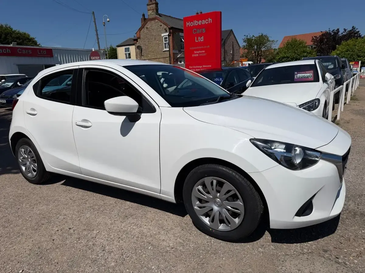 Used Mazda 2 2015 White Hatchback