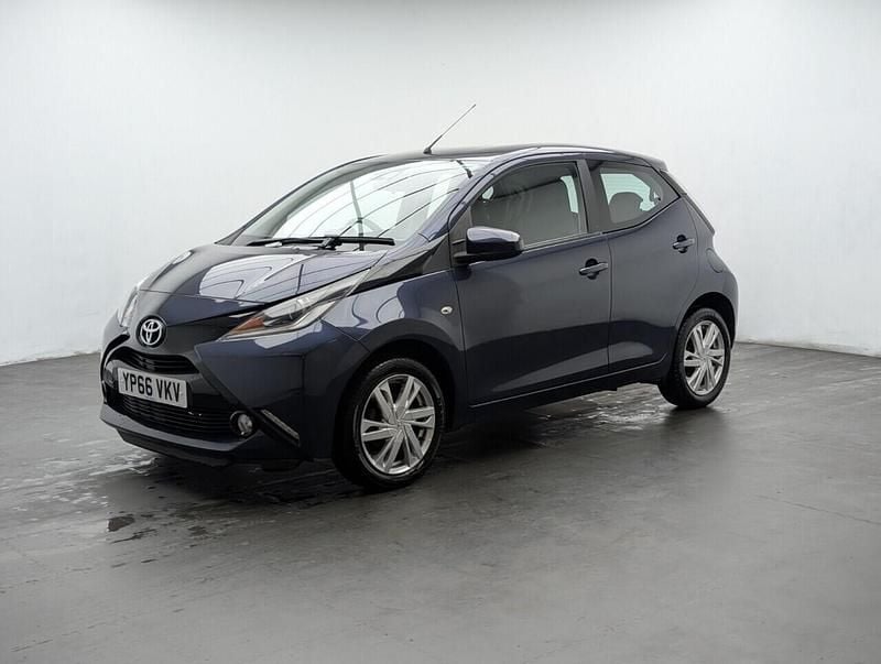 Used Toyota Aygo x-press 69 HP (50 kW) 2016 Blue Hatchback