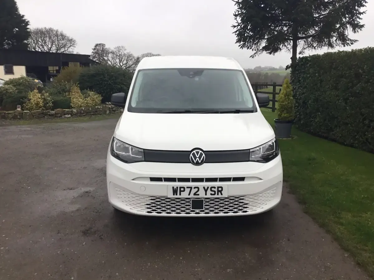 Usado VW Caddy 102 HP (75 kW) 2022 Branco Monovolume