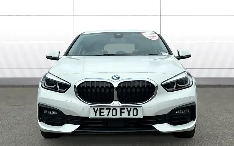 Usado BMW 118 Comfort Edition 140 CV (102 kW) 2020 Blanco Utilitario