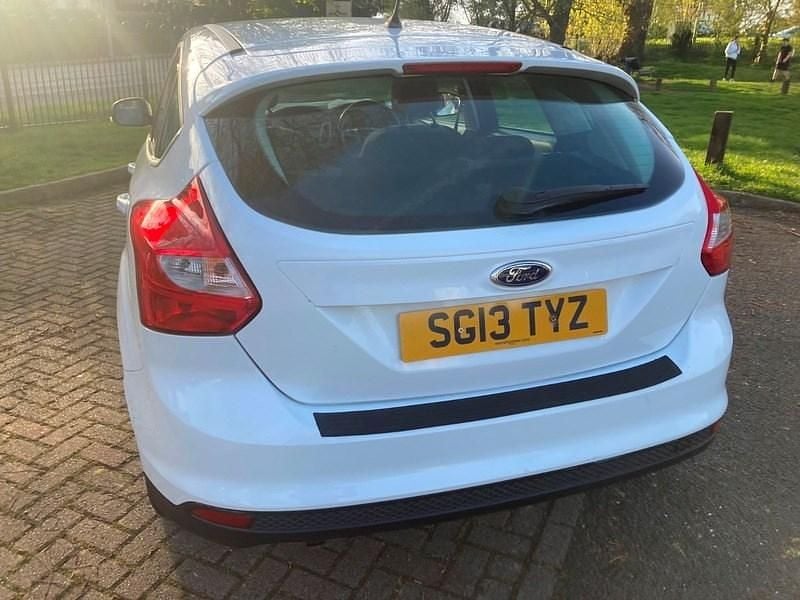 Used Ford Focus Zetec 2013 White Hatchback