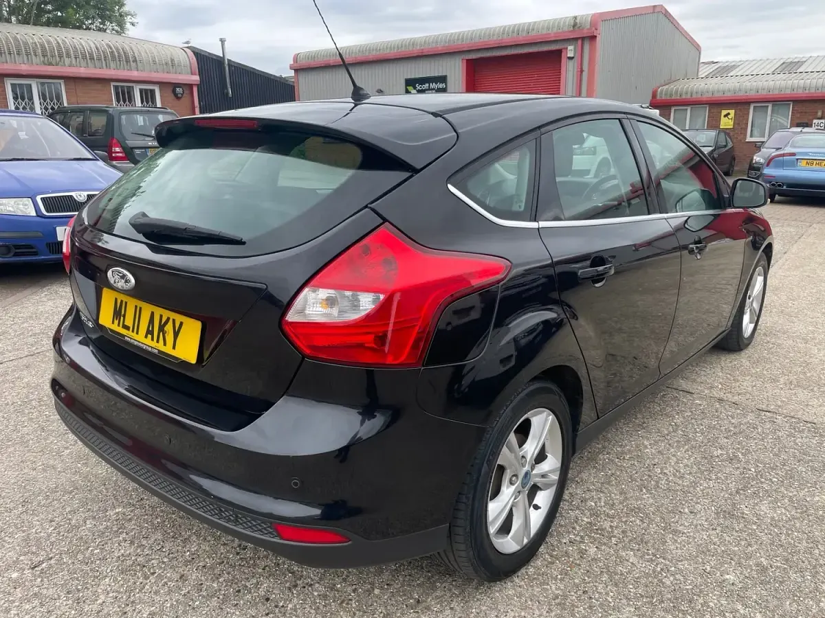 Used Ford Focus Zetec 125 HP (91 kW) 2011 Black Hatchback