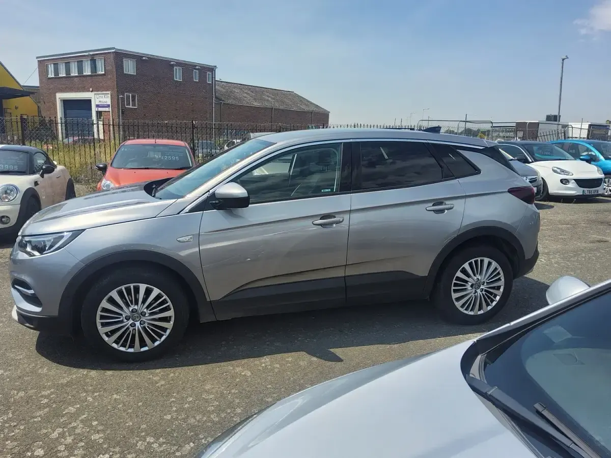 Used Vauxhall Grandland X Sport 120 HP (88 kW) 2018 Grey SUV