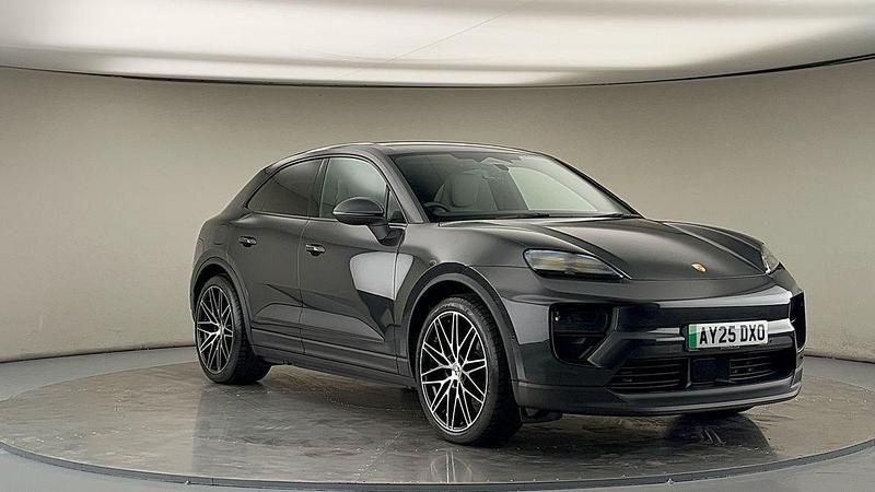 Black Used 2025 Porsche Macan SUV | £70,000 (Super price) - Image 1/4