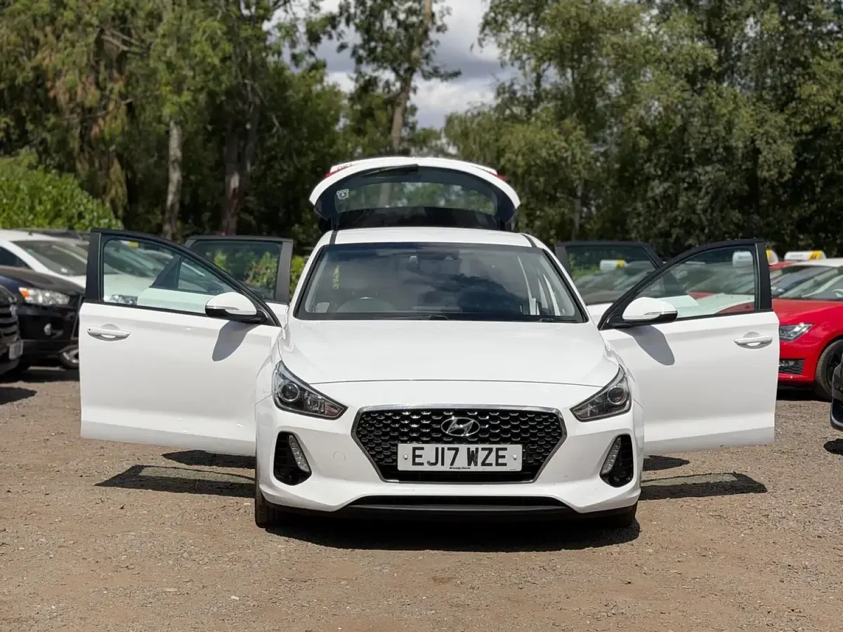 Used Hyundai i30 SE 110 HP (80 kW) 2017 White Hatchback