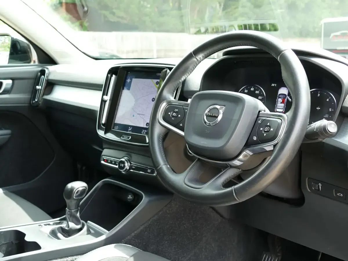 Used Volvo XC40 Momentum 147 HP (108 kW) 2019 Black SUV