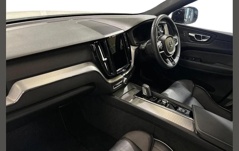 Used Volvo XC60 R-Design 194 HP (142 kW) 2021 White SUV