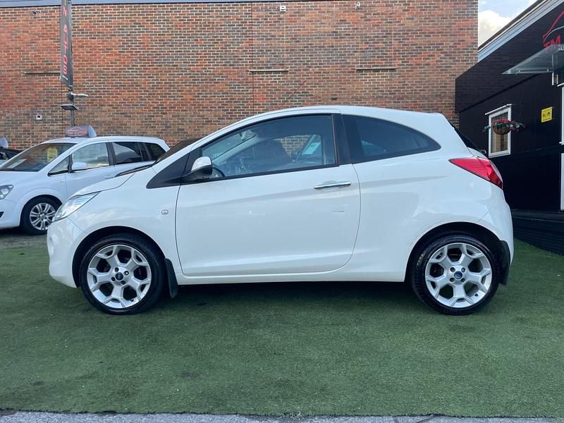 Used Ford Ka Titanium 69 HP (50 kW) 2013 White Hatchback