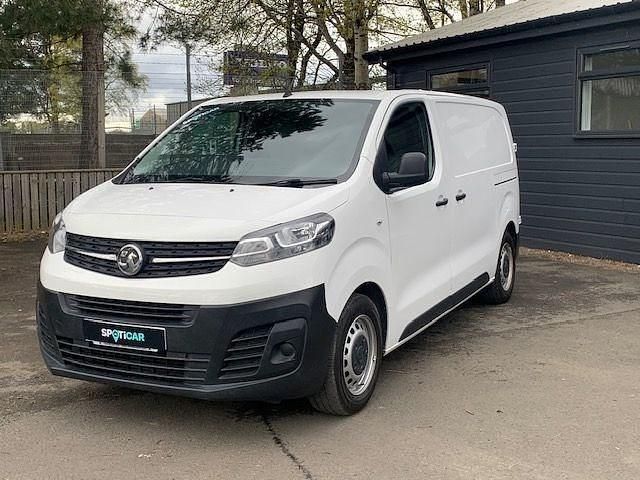 Second-hand Vauxhall Vivaro Edition 120 CP (88 kW) 2020 Alb Monovolum