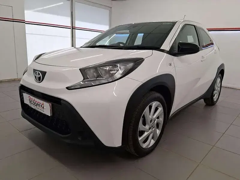 Used Toyota Aygo X PURE 72 HP (52 kW) 2023 White SUV