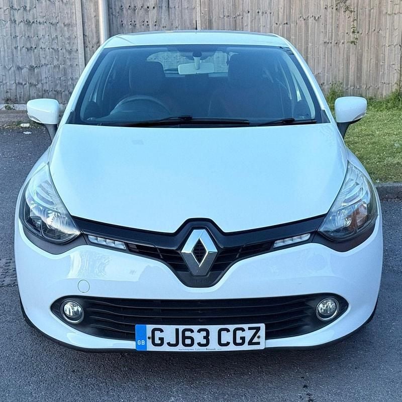 Used Renault Clio IV Expression+ 75 HP (55 kW) 2013 White Hatchback
