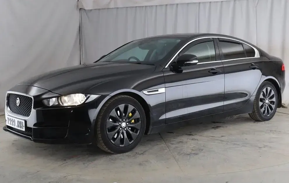 Käytetty Jaguar XE Prestige 163 HP (119 kW) 2016 Musta Sedan