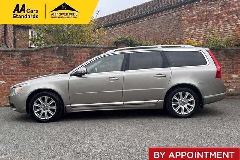 Used Volvo V70 SE Lux 205 HP (150 kW) 2009 Gold Estate