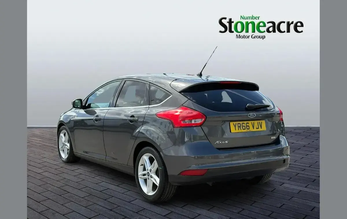 Used Ford Focus Zetec 123 HP (90 kW) 2016 Grey Hatchback