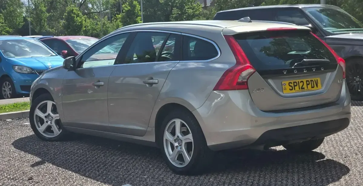 Usado Volvo V60 SE Lux 163 CV (119 kW) 2012 Dorado Familiar