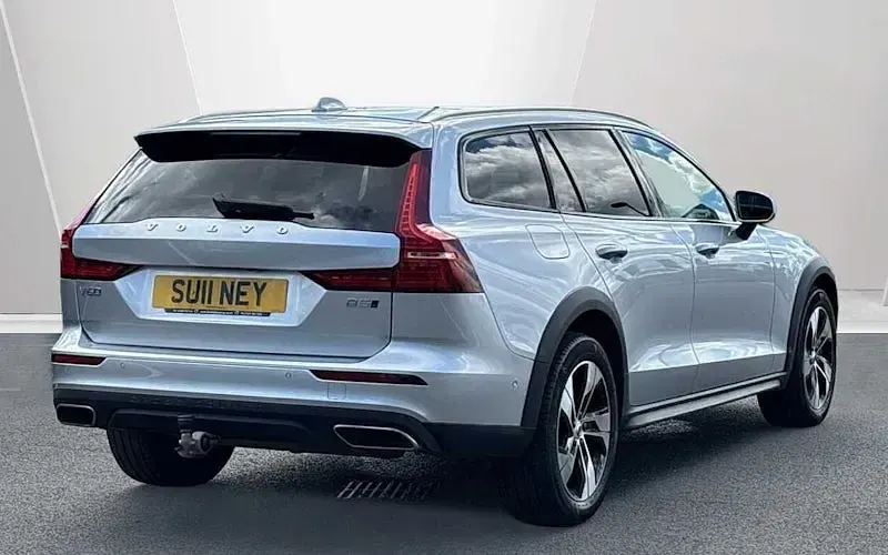 Used Volvo V60 CC 250 HP (183 kW) 2021 Estate