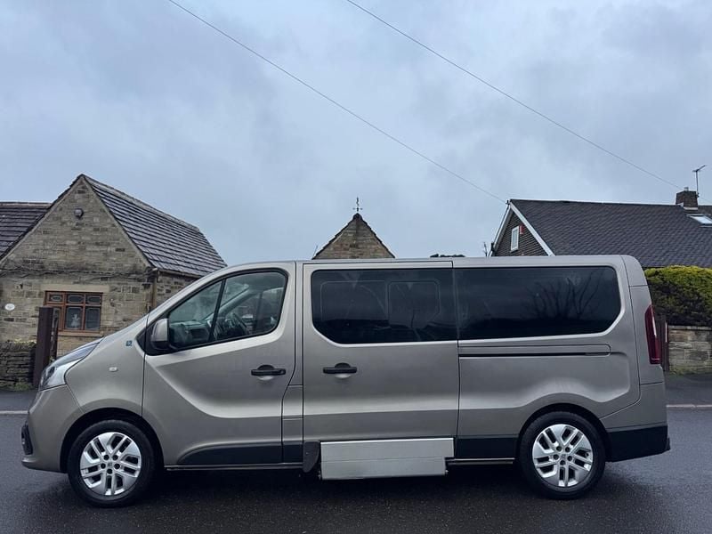 Używany Renault Trafic 2018 Beżowy Minivan