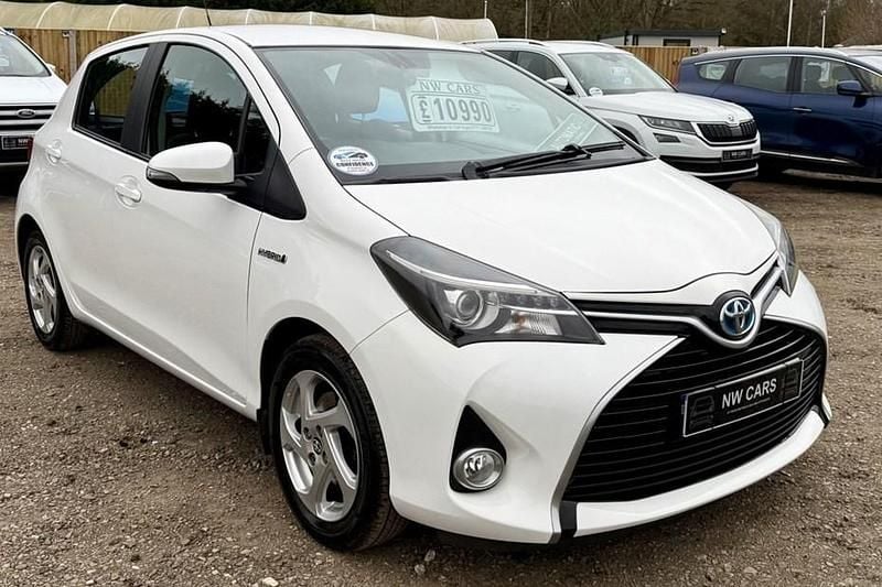 Used Toyota Yaris Hybrid 134 HP (98 kW) 2015 White Hatchback
