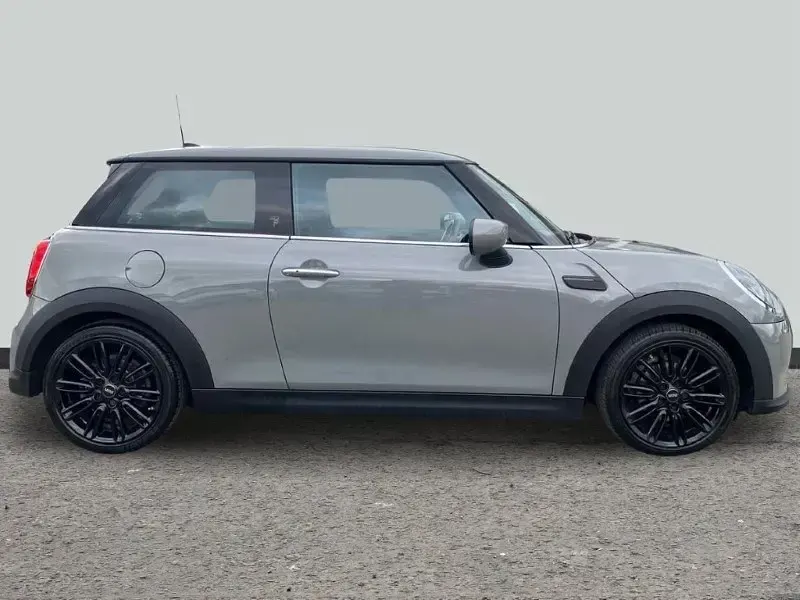 Usado Mini Cooper Exclusive 134 HP (98 kW) 2022 Cinzento Citadino