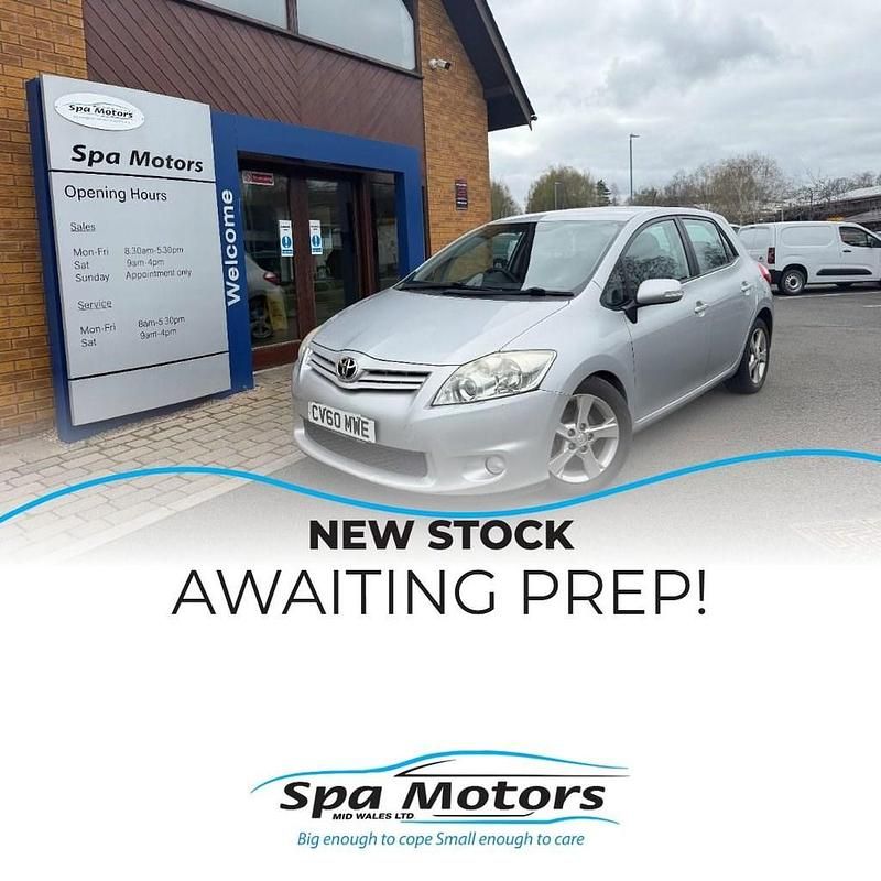 Used Toyota Auris 101 HP (74 kW) 2010 Silver Hatchback