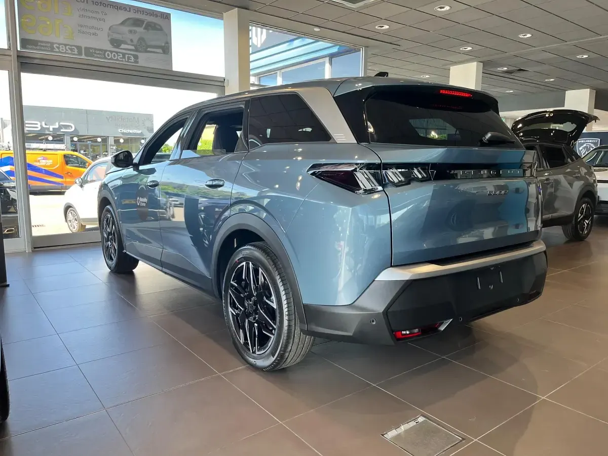 New Peugeot 5008 Allure 2026 Ingaro blue SUV