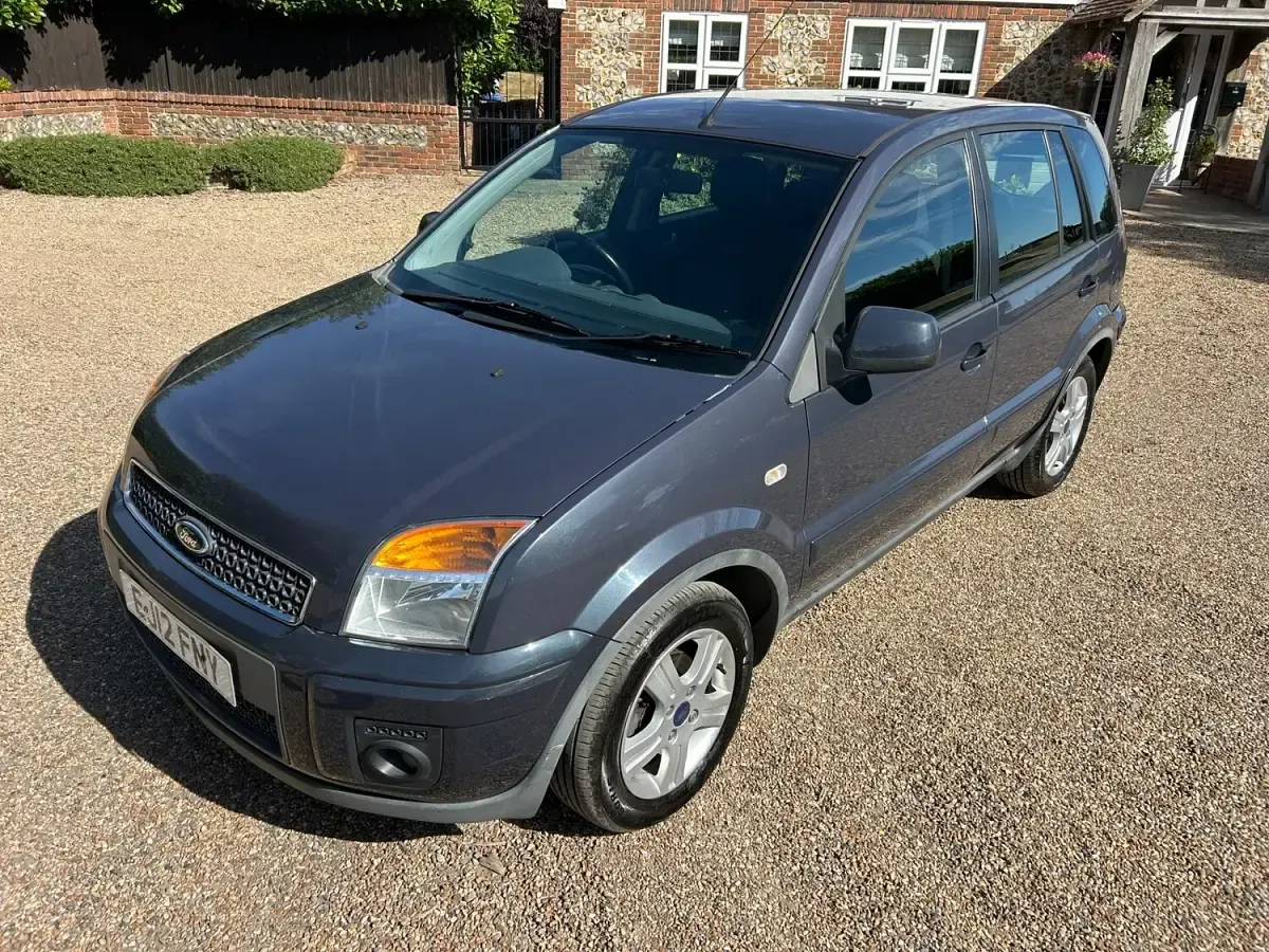 Used Ford Fusion Zetec 80 HP (58 kW) 2012 Blue Hatchback