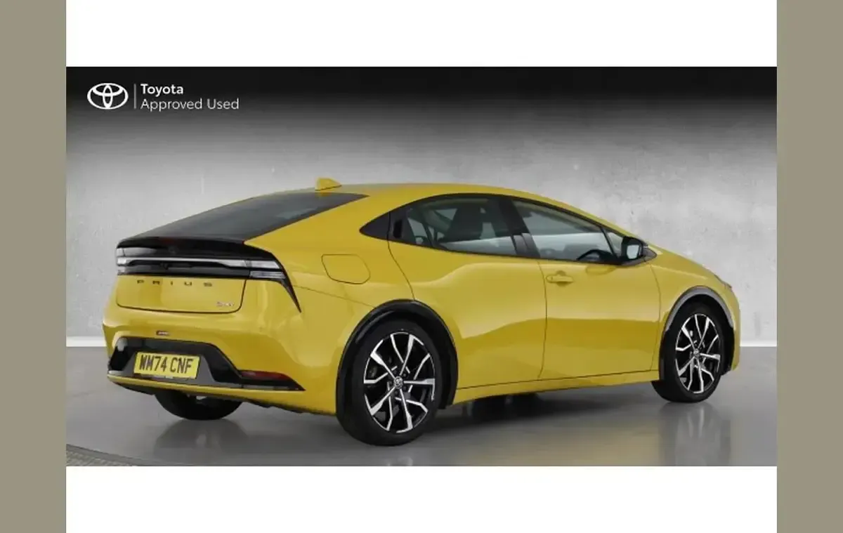 Used Toyota Prius 220 HP (161 kW) 2024 Yellow Hatchback