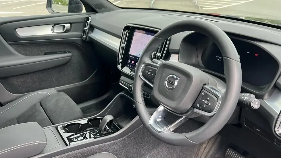 Usado Volvo XC40 Plus 197 HP (144 kW) 2025 Preto SUV