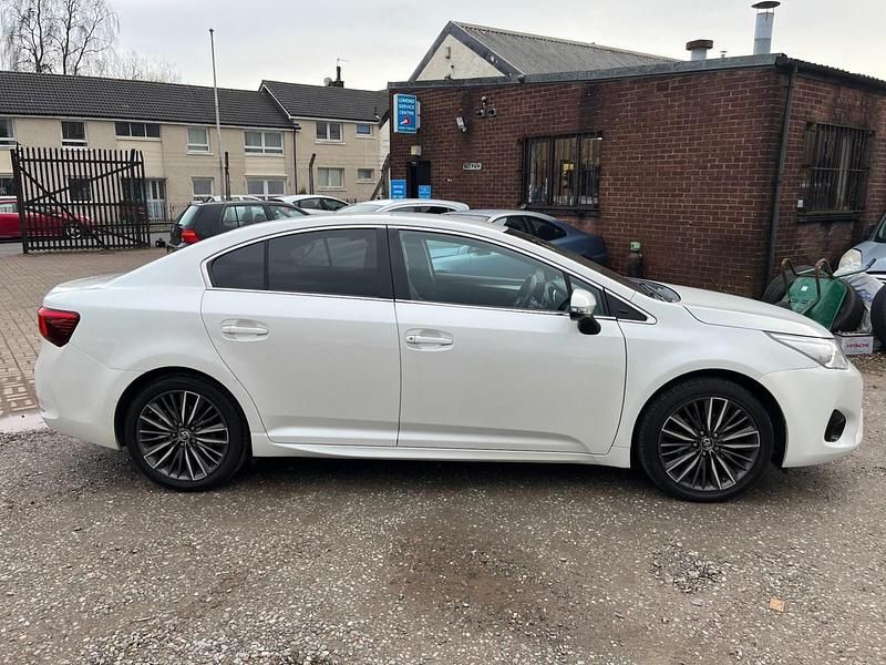 Used Toyota Avensis Design 147 HP (108 kW) 2017 White Sedan