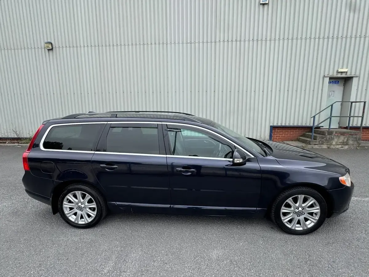 Used Volvo V70 SE 2010 Blue Estate