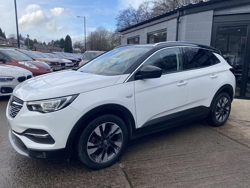 Used Vauxhall Grandland X SRi 130 HP (95 kW) 2020 White SUV