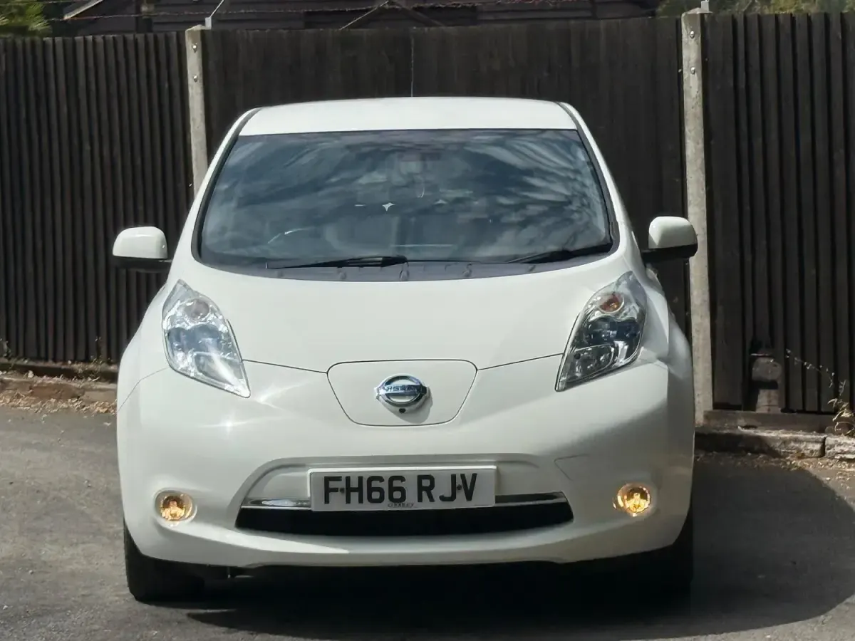 Used Nissan Leaf Tekna 80 kW (109 HP) 2017 White Hatchback